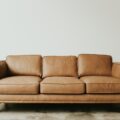 高級感のあるリビングのソファには「革」と「布」どちらがおすすめ？
