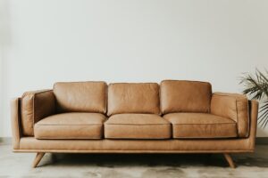 高級感のあるリビングのソファには「革」と「布」どちらがおすすめ？