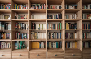 増えた本はおしゃれに収納！おしゃれリビングを実現する本棚の選び方とおすすめ商品