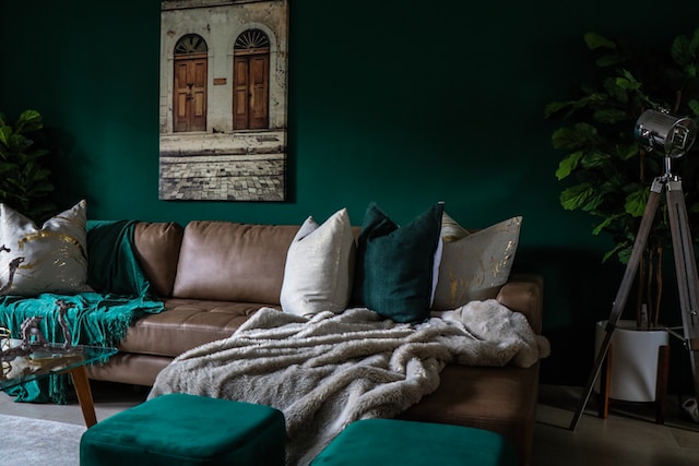 碧を基調とした部屋　革のソファ
