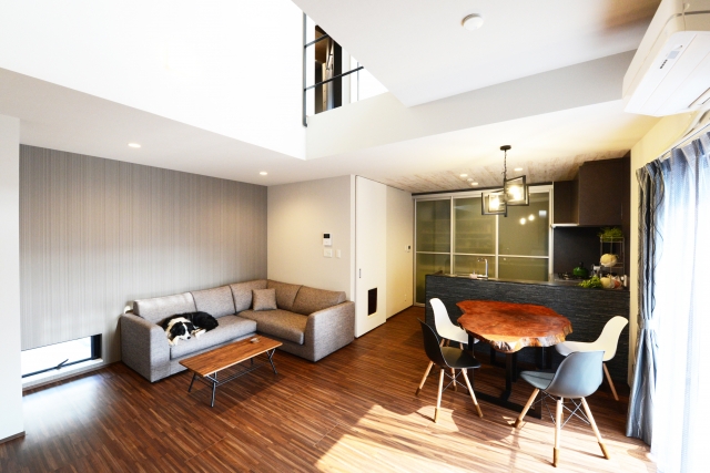 ソファの美しさを維持するペット対策！傷や汚れを防ぐ上質なリビング作りのアイキャッチ画像